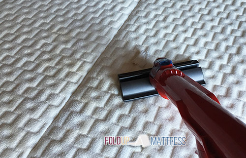 Removing dust from your mattress with a vaccum